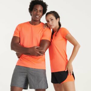 un homme et une femme en tenue de sport écoresponsable